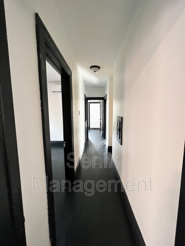 Building Photo - 2475 Gladstone St