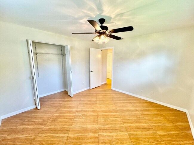 Building Photo - ** CENTRAL NAPLES ** 3 BED + DEN / 2 BATH ...