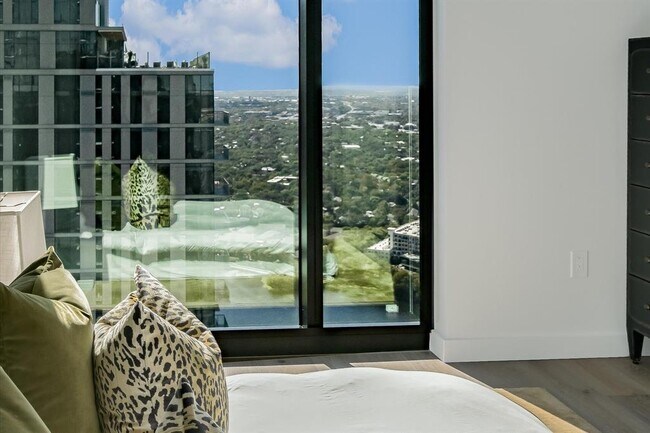 Building Photo - 610 Davis St