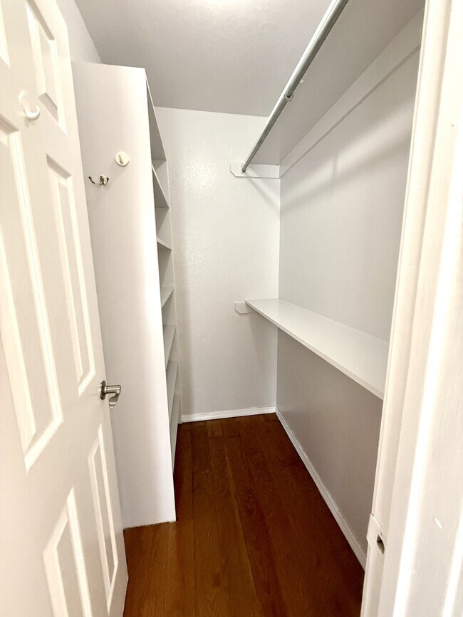 Building Photo - 427 N Rockford Pl