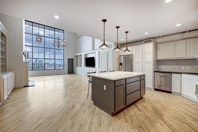 Building Photo - 1025 S Shepherd Dr