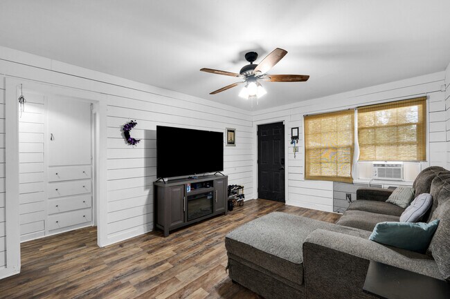 Building Photo - 1913 NW Baldwin Ave