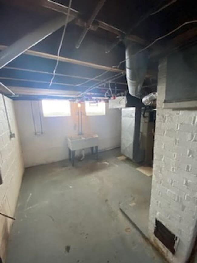 Building Photo - Cozy 3 Bedroom Home