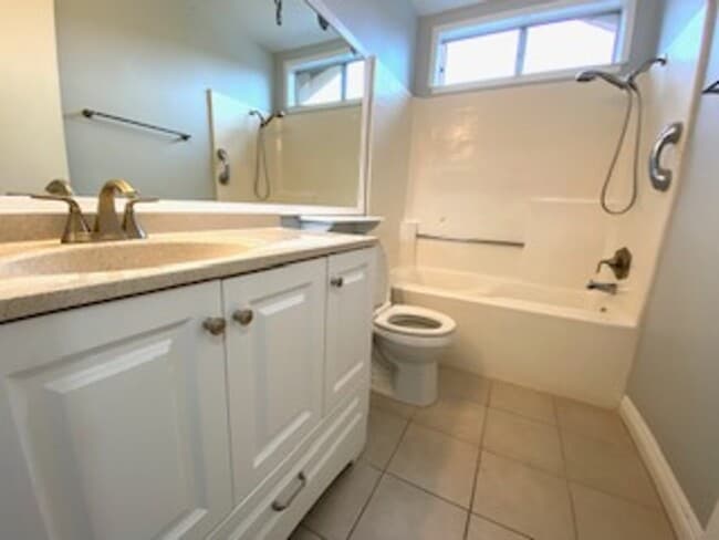 Building Photo - 2 Bed, 2 Bath Upper End Unit in Beautiful ...