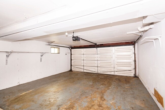 Building Photo - Lovely 3 Bedroom 2 Bathroom Home