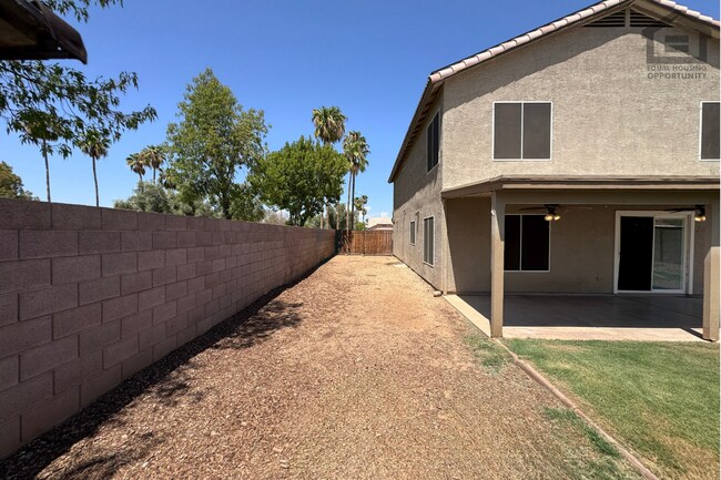 Building Photo - 11595 W Holly St