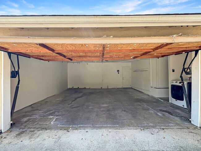 Building Photo - Beautiful 3B/2BA Home In Fallbrook with La...