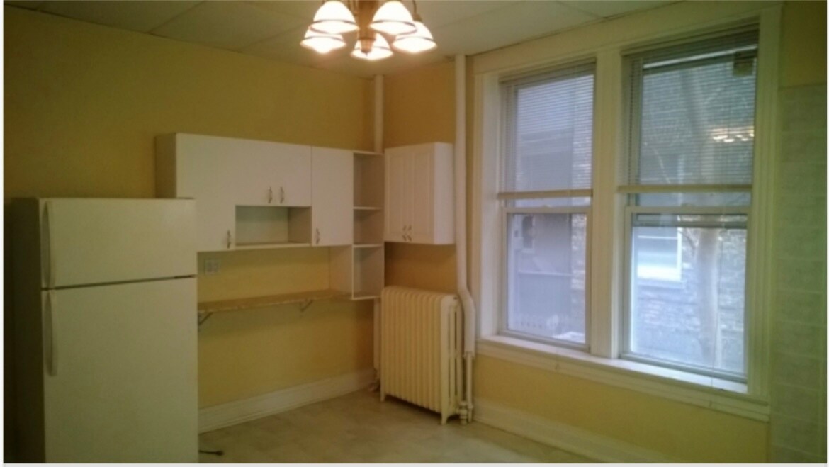 Building Photo - 1522 W Victoria St