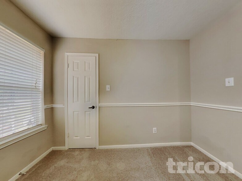 Building Photo - 7002 Echo Pines Dr