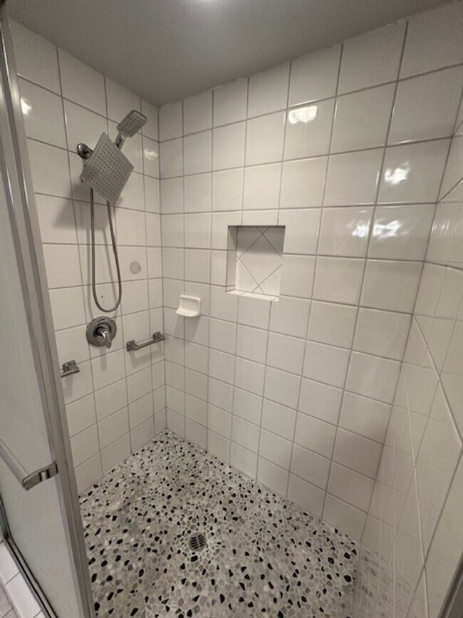 Building Photo - Large and bright 1 Bedroom in Glenshire