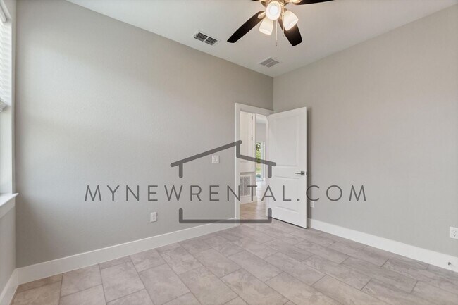 Building Photo - Deposit-Free! Get $1,000 OFF your first mo...