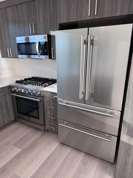 Range, microwave and refrigerator - 2408 Highland Ave