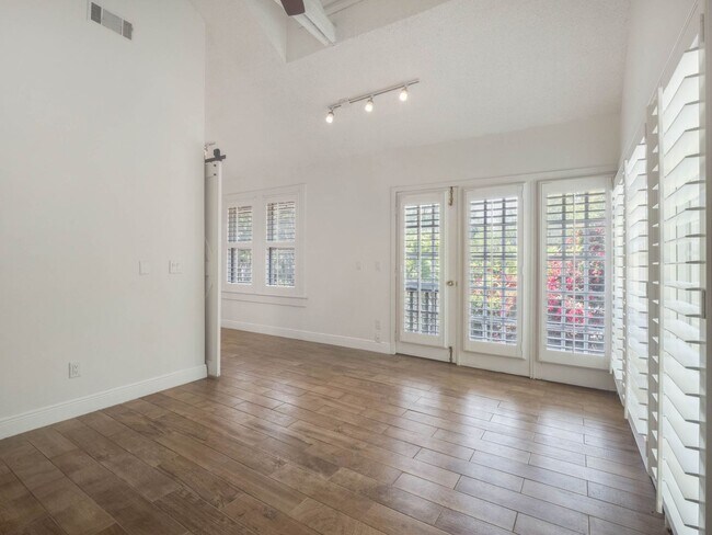 Building Photo - Charming 1/1 condo near Lake Virginia