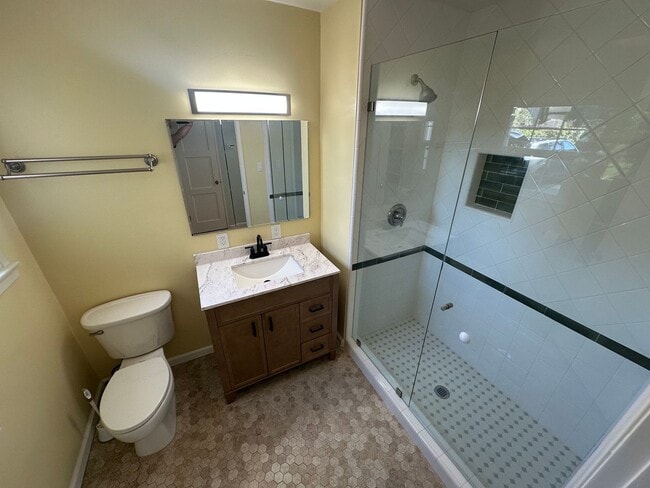 Building Photo - Cute NE 2 Bedroom, 1 Bath Home close to Hancock College