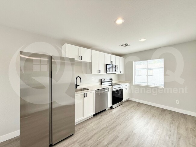 Building Photo - 2153 W Morten Ave