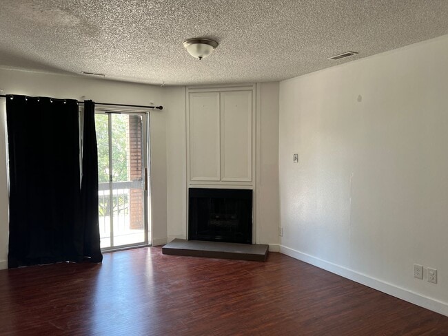 Building Photo - Amazing Room Downtown Renovated/Fireplace/Balcony/View