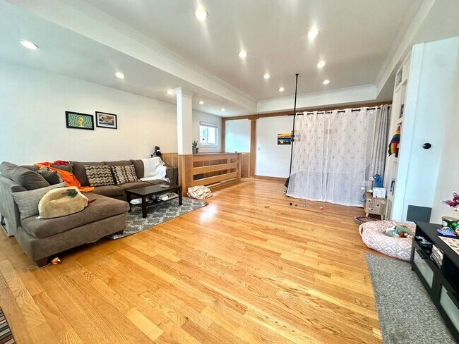 Building Photo - 1840 W Cermak Rd