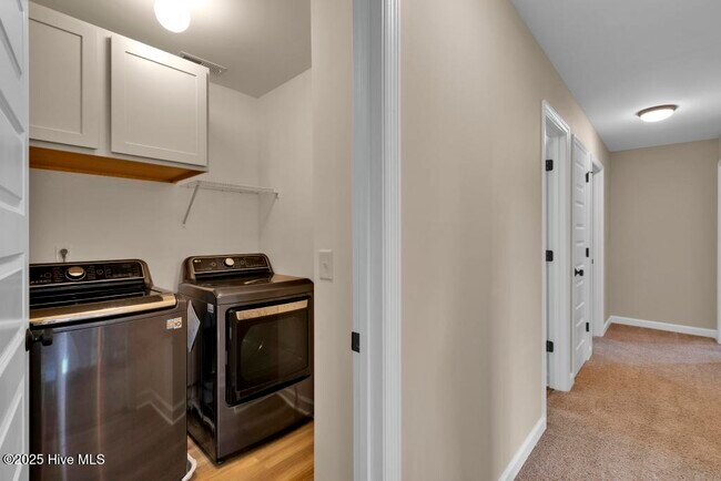Building Photo - 303 S River Ct