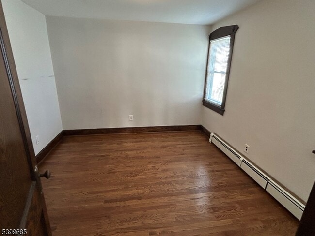 Building Photo - 256 E 7th St