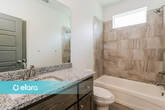 Building Photo - 2219 HORNBEAM ST