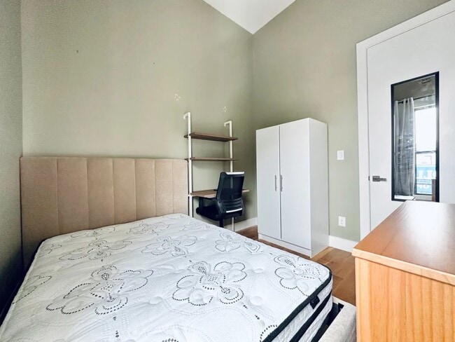 Building Photo - Furnished room/NOT APARTMENT