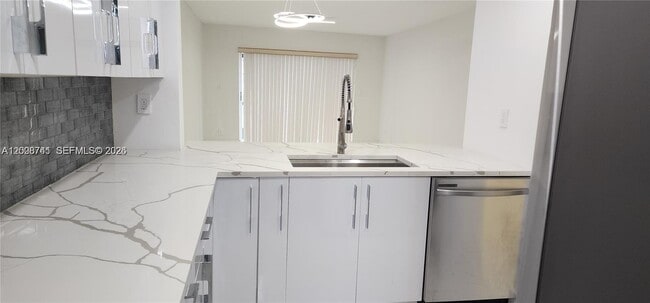 Building Photo - 8010 N Colony Cir