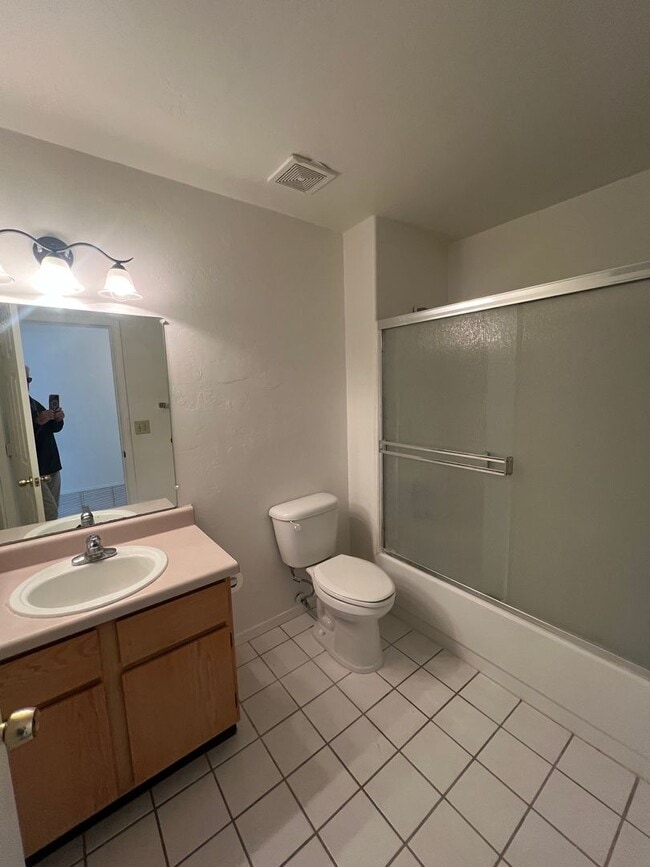 Building Photo - Comfortable & Attractive 3 Bedroom 2 Bath East Side Home Convenient to Everything