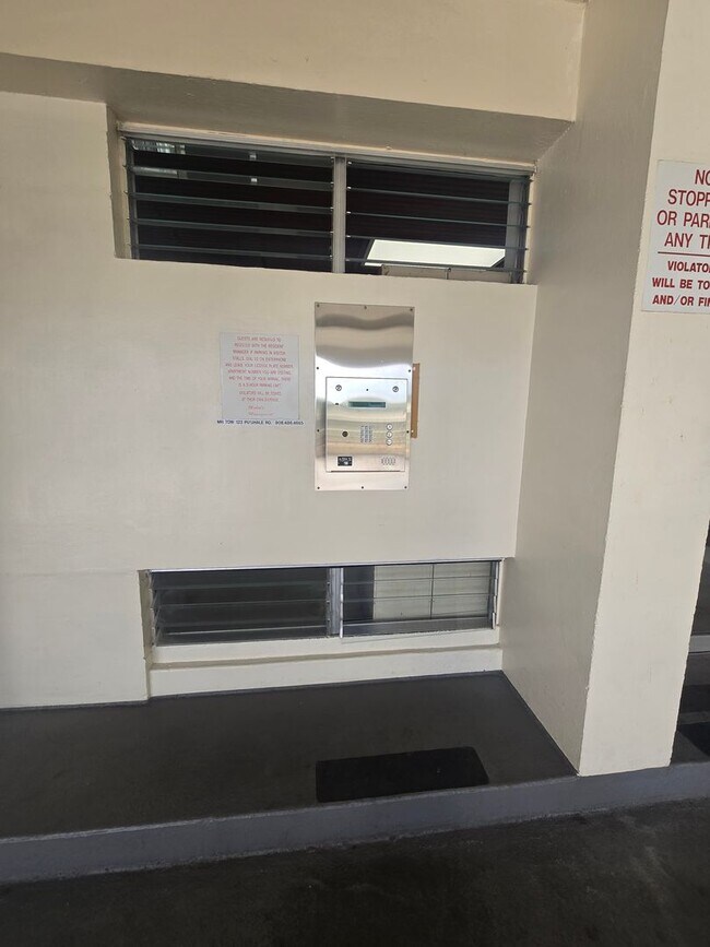 Building Photo - Conveniently located and secured 1-bedroom, 1-bathroom