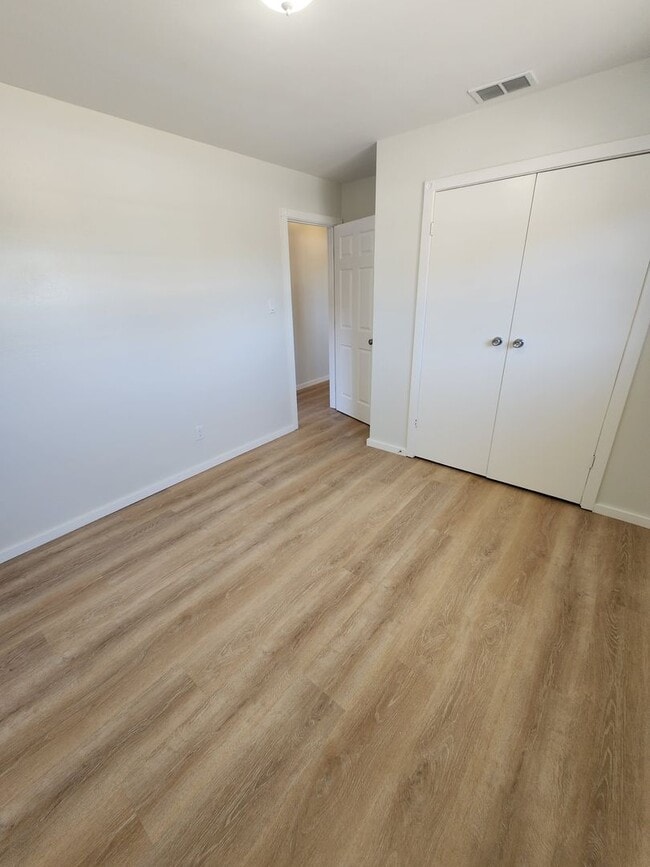 Building Photo - Modern Single Level 4 Bedroom Home!