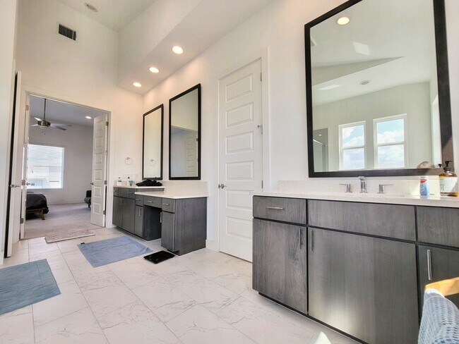 Building Photo - Spacious & Modern 3BR 2.5/BA Home with Lar...
