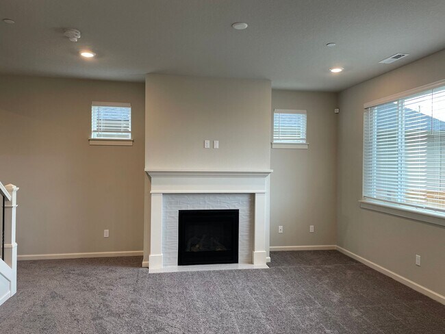Building Photo - Lovely 4 Bed 2.5 Bath Home! Located near t...
