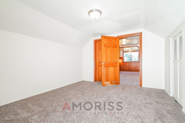 Building Photo - Spacious, clean, updated home ready now! $400 Off First Month´s Full Rent