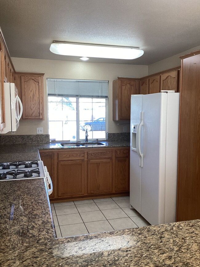 Building Photo - Northeast Single Story Home in River Oaks ...