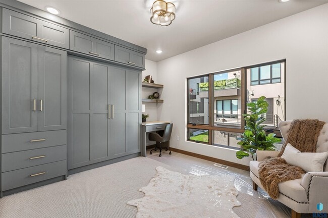 Building Photo - 2807 S Terry Ave