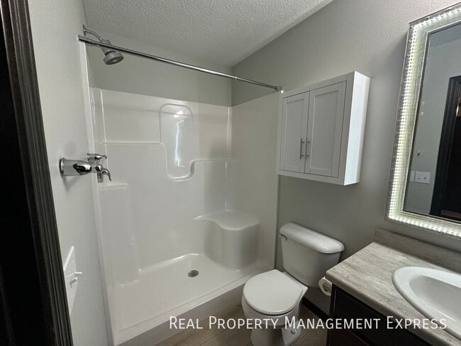 Building Photo - 3 Bedroom 2.5 Bathroom Townhome