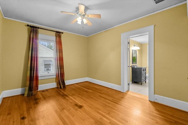 Building Photo - 707 Mayflower Dr