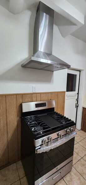 Building Photo - 419 N Stanley Ave