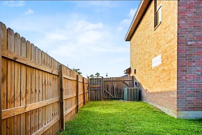 Building Photo - 316 E Monroe St