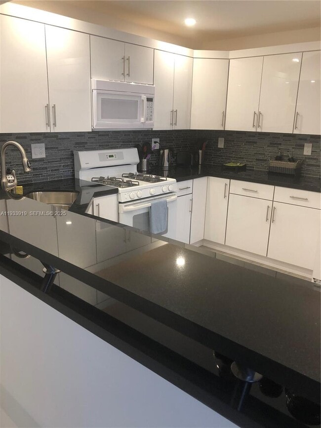 Building Photo - 2030 S Ocean Dr