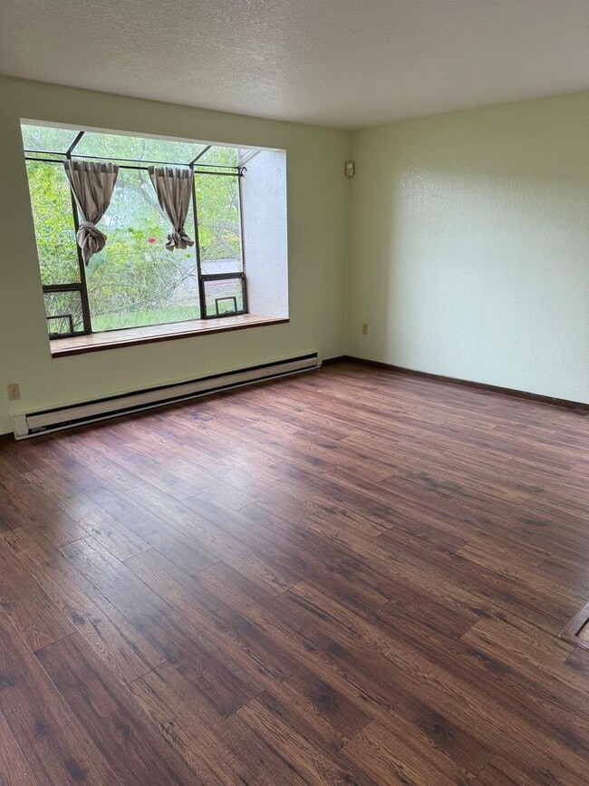 Building Photo - Beautiful 2 bedrooms 1.5 Bath
