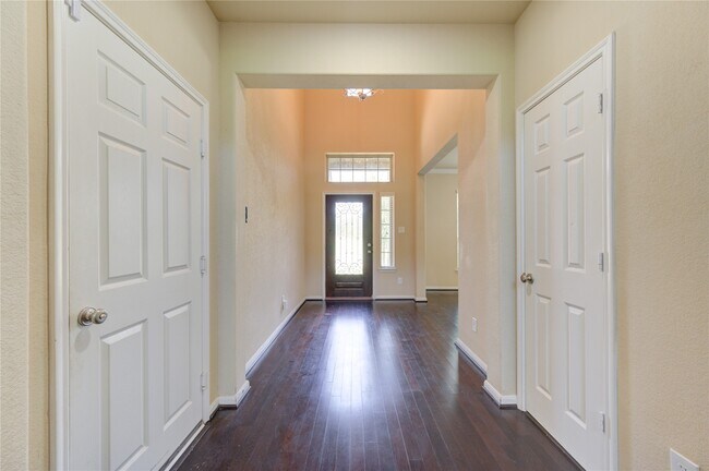 Building Photo - 15727 Whisper Woods Dr