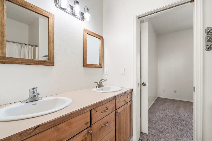 Building Photo - 18227 Southlake Cir