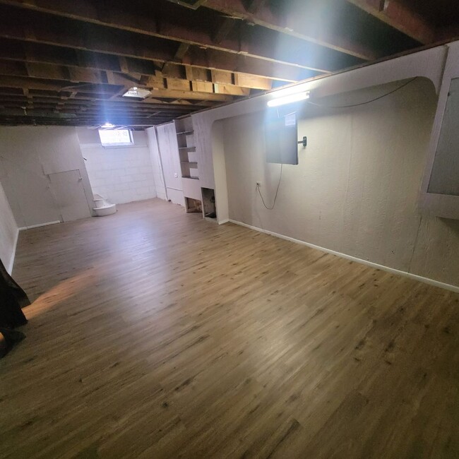 Building Photo - Section 8 Accepted: Affordable 4 Bed, 1 Ba...