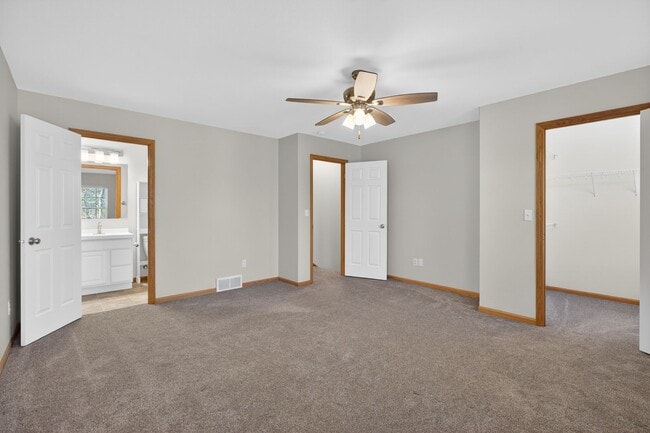 Building Photo - 3 Bedroom 3.5 bath