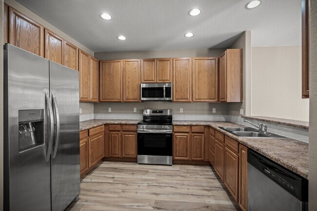 Building Photo - Beautiful 2 Bedroom End-Unit Townhouse in Montarbor Villas w/ Mountain Views