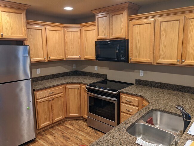 Building Photo - Beautiful 3 bedroom