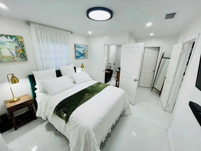 Building Photo - 5537 SW 6th St