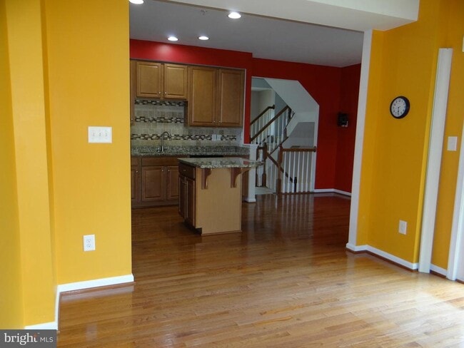 Building Photo - 400 Larose Dr