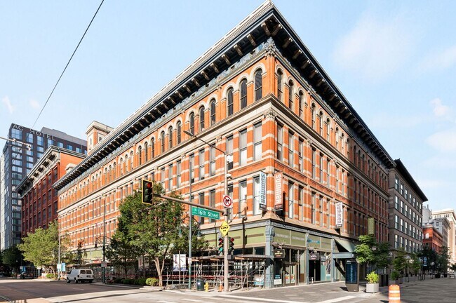 Building Photo - Spacious 1BD, 1BA Downtown Condo with Parking Spot