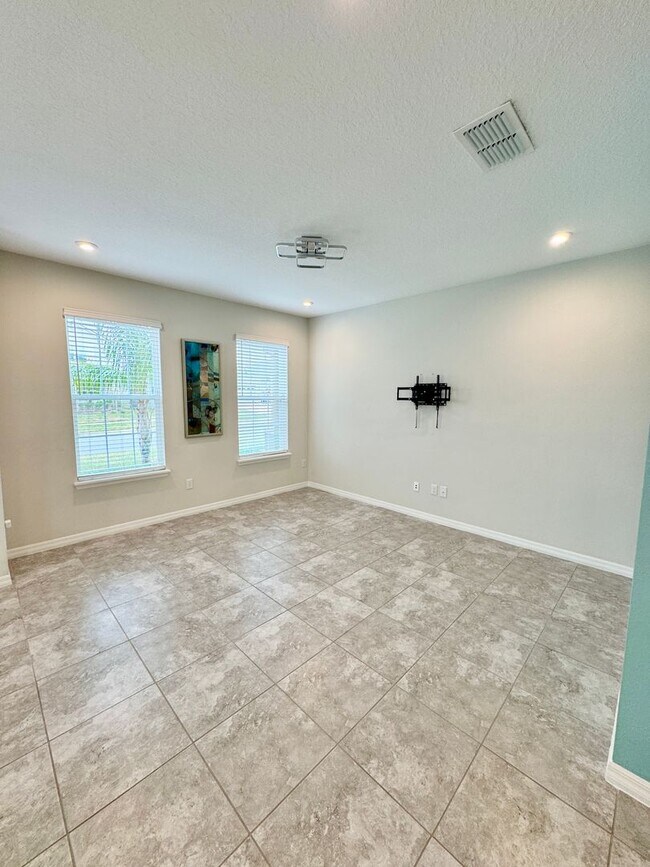 Building Photo - FOR RENT - Beautiful end unit townhouse in Clermont - Waterbrooke